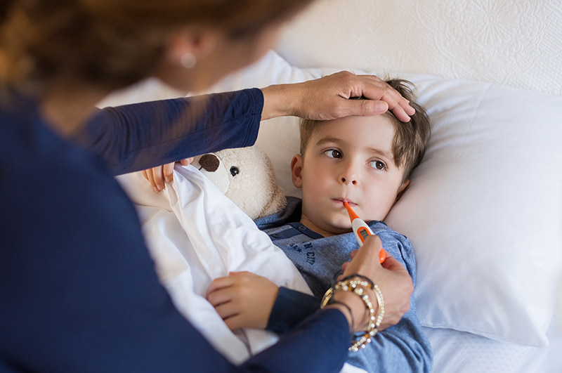 Один из частых симптомов ОРВИ у детей – высокая температура, фото 